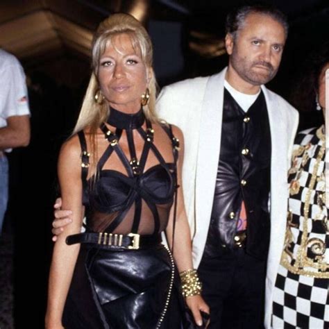 donatella versace vestido cinturones|El vestido que Gianni Versace diseñó para Donatella Versace.